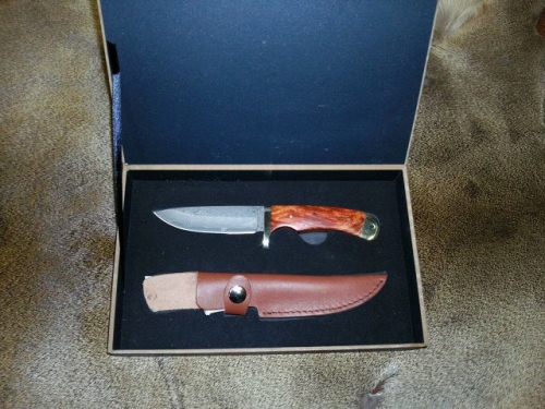Damastmesser mit Wurzelholzgriff in Geschenkbox