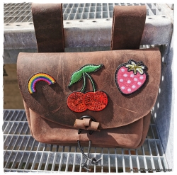 Gürteltasche Nr. 8  aus Leder mit Aufnäher